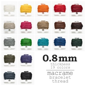 Puede incluir: Una cuadrícula de 19 carretes de hilo para pulseras de macramé en varios colores, incluyendo blanco, amarillo, naranja, rojo y turquesa. El texto "0,8 mm de grosor 19 colores hilo para pulseras de macramé" está presente.