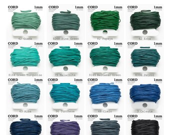 Puede incluir: Una colección de carretes de cordón de macramé de 1 mm en varios colores, incluyendo verde, azul y morado. La imagen presenta el texto "1mm VALUE PACK" en la parte superior, con cada carrete etiquetado con un nombre y número de color. El cordón es impermeable.