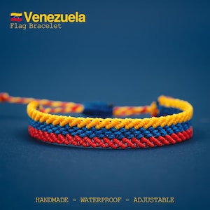 Può includere: Un braccialetto fatto a mano, impermeabile e regolabile con i colori della bandiera venezuelana: giallo, blu e rosso. Il testo "Venezuela Flag Bracelet" è visualizzato in alto. Il braccialetto è fatto di fili intrecciati.
