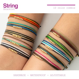 Könnte beinhalten: Nahaufnahme von zwei Handgelenken, die mehrere bunte Armbänder aus Schnur mit goldenen Perlen tragen. Die Armbänder sind verstellbar und wasserdicht. Der Text "String Bracelet" und "10 color combos" ist oben im Bild sichtbar.
