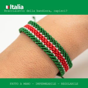 Puede incluir: Pulsera hecha a mano con un dise&ntilde;o tejido verde, rojo y blanco. Los colores recuerdan la bandera italiana. El texto en la imagen dice "Italia", "Braccialetto della bandiera, capisci?" y "FATTO A MANO - IMPERMEABILE - REGOLABILE."