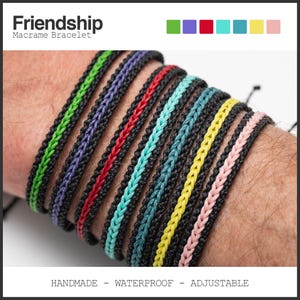 以下が含まれることがあります： 友情マクラメブレスレット、黒のマクラメコードを使用した10本のカラフルなブレスレットのセット。ブレスレットは調節可能で防水です。色は緑、紫、赤、ターコイズ、黄、ピンクです。