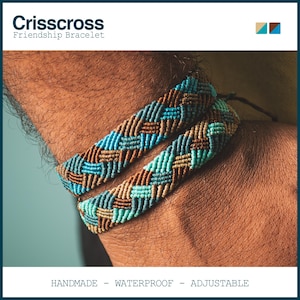 Può includere: Due braccialetti dell'amicizia fatti a mano con un motivo a incrocio. I braccialetti presentano un design intrecciato nelle tonalità del blu, del verde acqua e del marrone. L'immagine include il testo "Crisscross Friendship Bracelet" e le parole "Handmade - Waterproof - Adjustable".