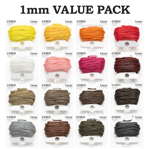 Könnte beinhalten: Ein Wertpaket mit 1 mm Makramee-Kordel in verschiedenen Farben, darunter Gelb, Orange, Rot, Rosa, Braun und Grau. Das Bild zeigt 16 Kordelspulen, jede mit einem Farbnamen und einer Nummer. Der Text "1mm VALUE PACK" steht oben.