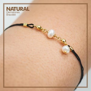 Peut inclure: Un bracelet en cordon noir avec des perles dorées et des accents de perles blanches. NATURAL Gemstones Bracelet.