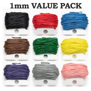 Könnte beinhalten: Ein Wertpaket mit 1 mm Kordel in verschiedenen Farben, darunter Schwarz, Rot, Blau, Braun, Grün, Gelb, Lila, Grau und Rosa. Jede Farbe ist ordentlich auf einer weißen Kunststoffspule aufgewickelt. Der Text "1mm VALUE PACK" steht oben.