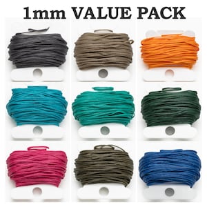 Könnte beinhalten: Ein Wertpaket mit 1 mm Kordel in verschiedenen Farben, darunter Schwarz, Braun, Orange, Türkis, Grün, Dunkelgrün, Pink, Olive und Blau. Jede Spule ist ordentlich auf einer weißen Karte aufgewickelt. Der Text "1mm VALUE PACK" steht oben.