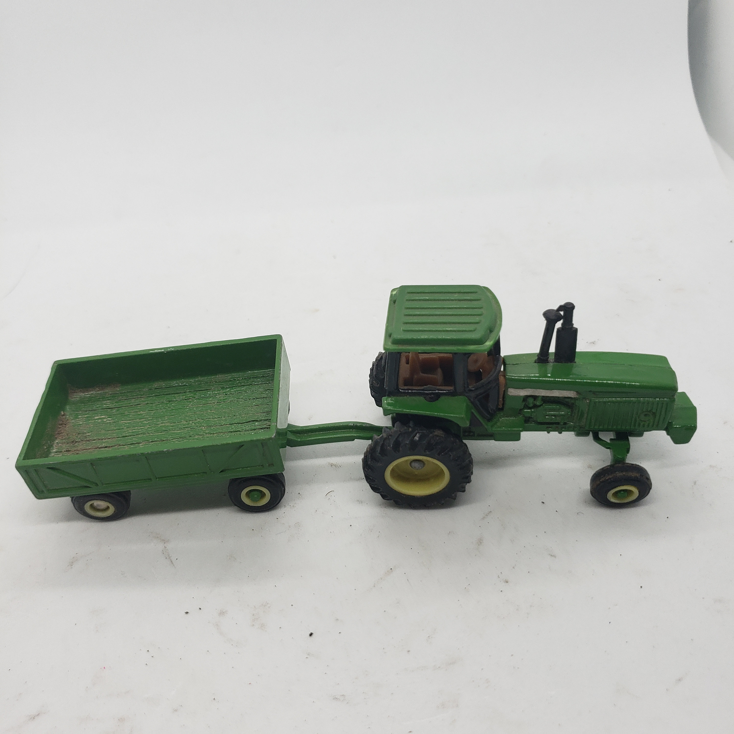 1990 年代のジョン ディア トラクターとワゴン。金属製。農場 
