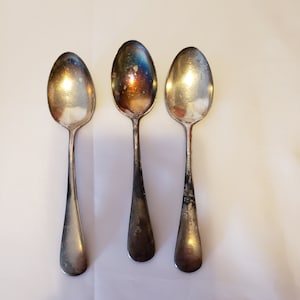 4 cuillères à assiette Birks Regency vintage. Vieux modèle anglais.3 cuillères à café modèle 1990. Ternie. 1 demitassenspoon gravée CLGA plaquée
