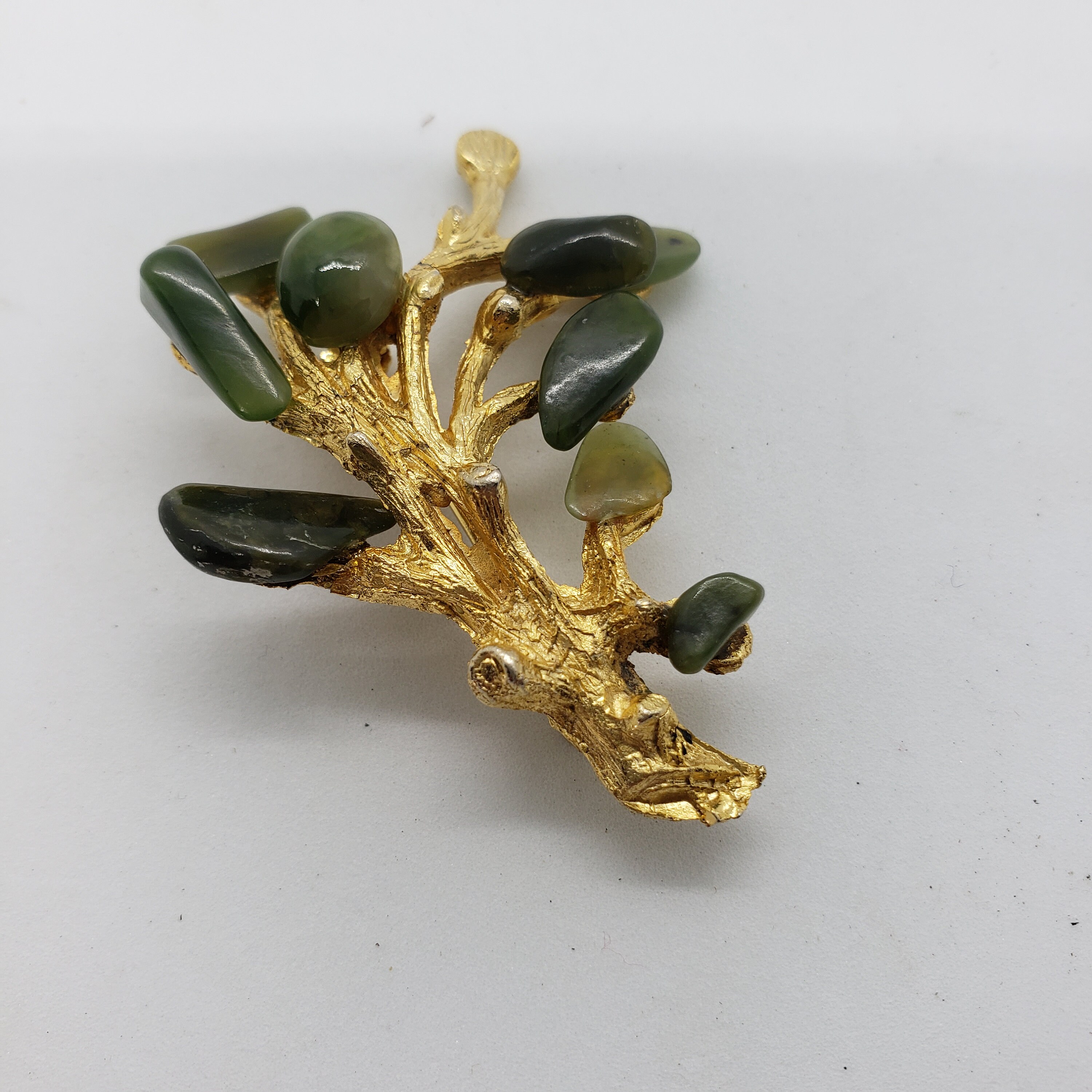BROCHE ROSACE RUBAN en métal doré et pierres
