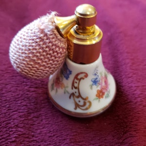 ヴィンテージの木製の蓋付き小物入れ。金と黒の幾何学模様。赤い