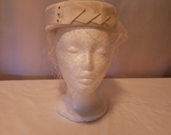 Vintage ladies hat in pillbox style. Cream color. Veil. Velvet material