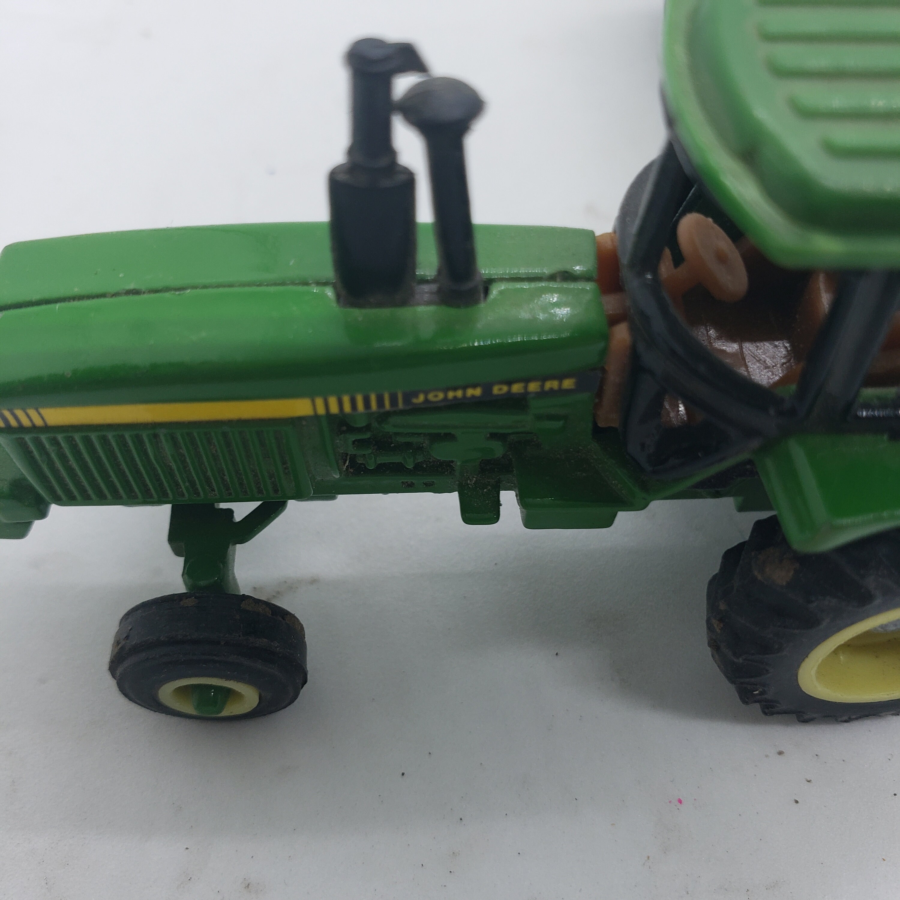 1990 年代のジョン ディア トラクターとワゴン。金属製。農場 