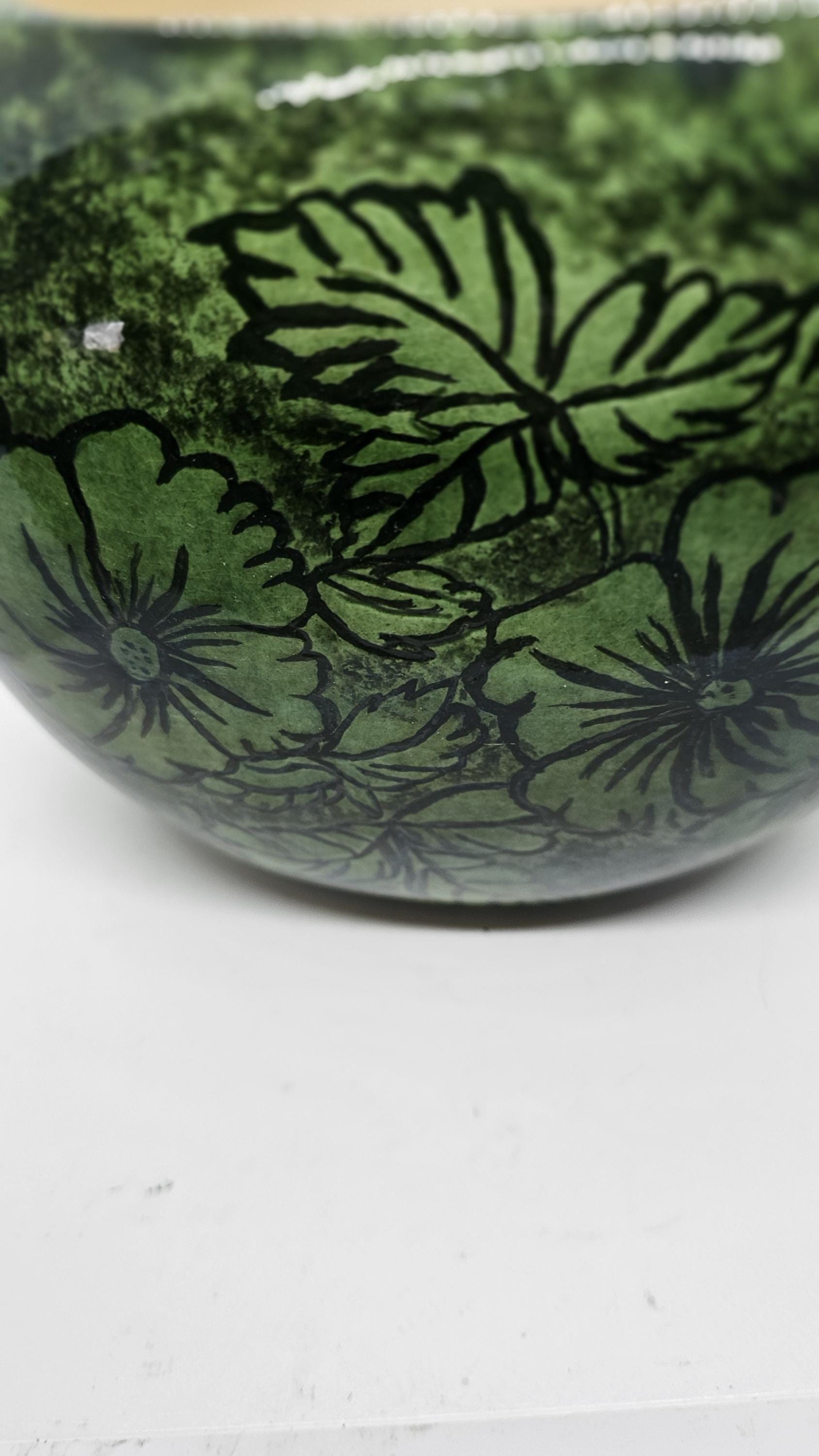 ヴィンテージ陶器製ハンドメイド花瓶。6.5インチ×8インチの緑の花柄