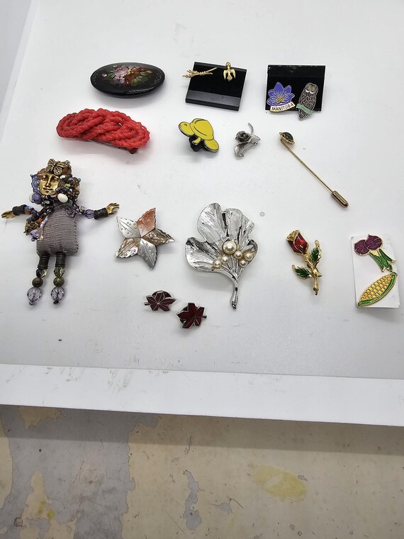 Lot #12. Group of 10 unbranded brooches. Vintage. MCM Retro.