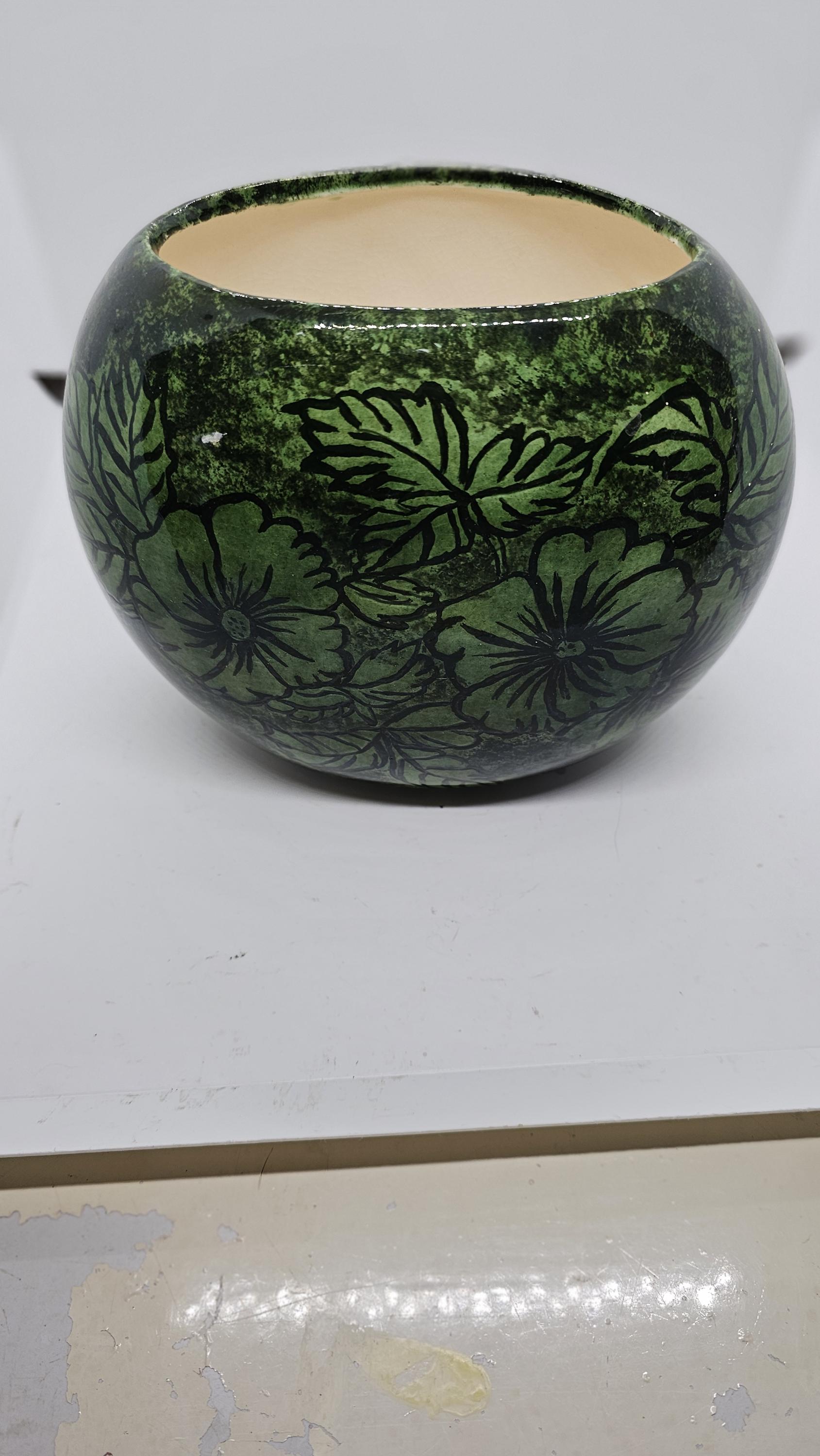 ヴィンテージ陶器製ハンドメイド花瓶。6.5インチ×8インチの緑の花柄