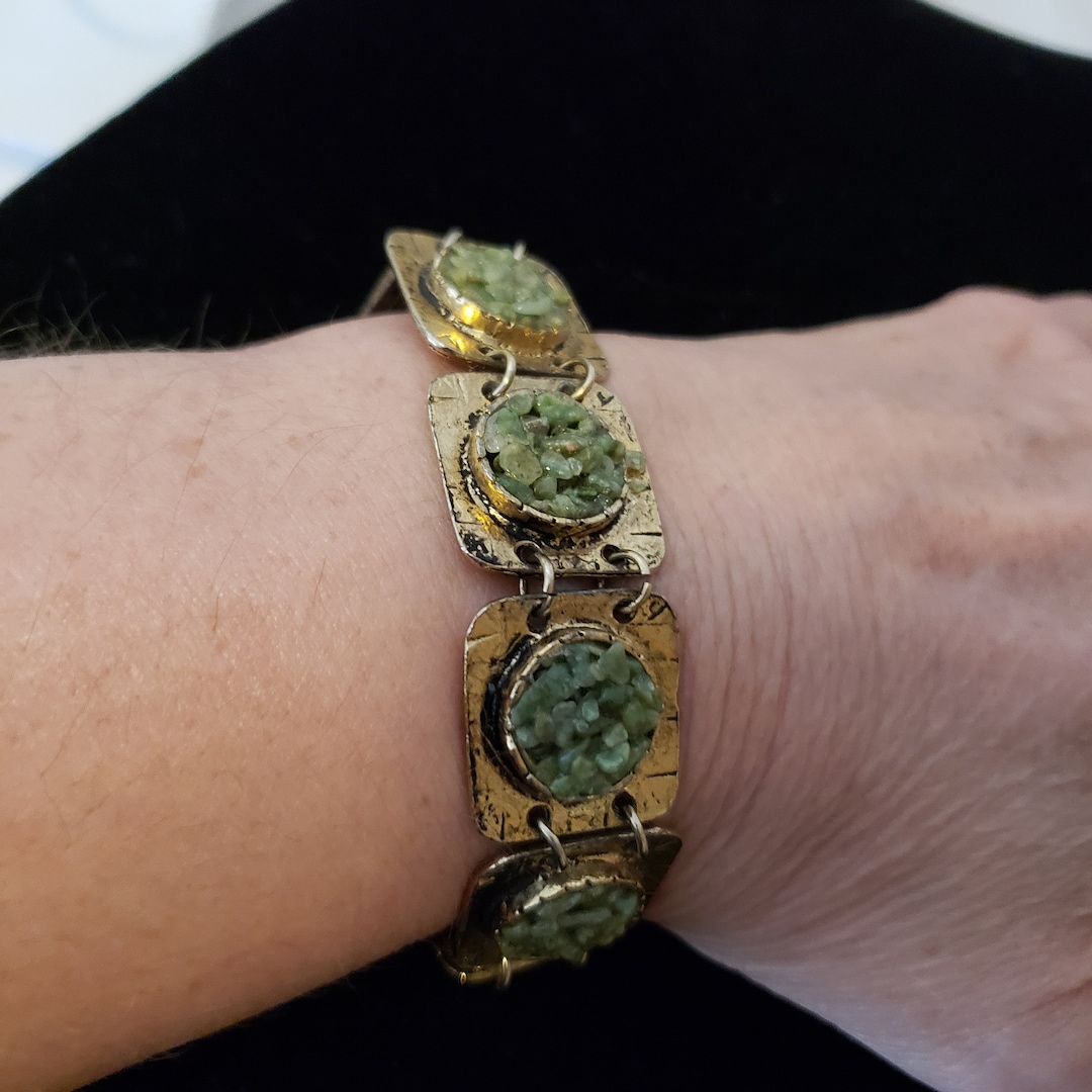7インチのヴィンテージブレスレット。ゴールドトーンとグリーンの