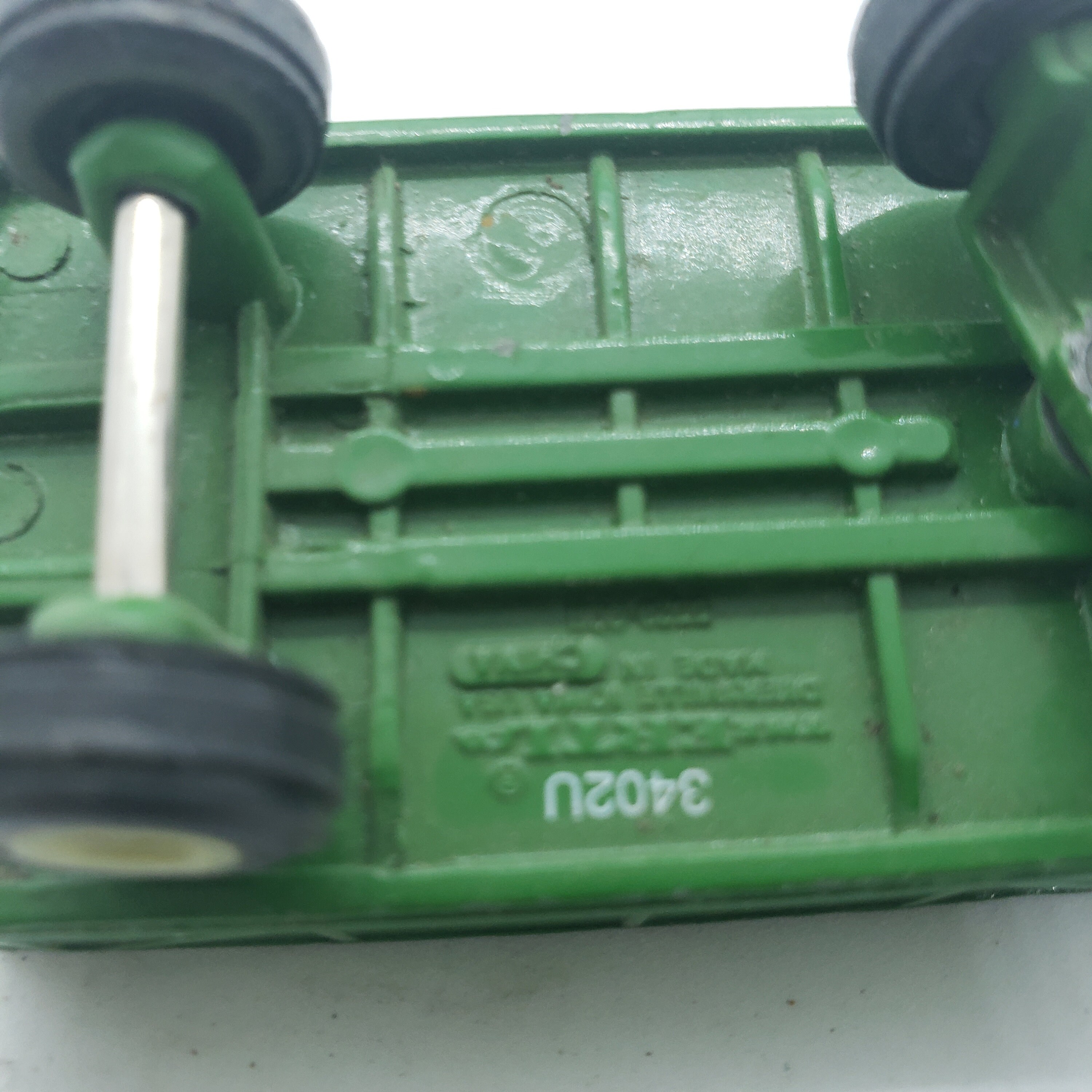 1990 年代のジョン ディア トラクターとワゴン。金属製。農場 