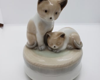 Vintage Otagiri Japan porcelain cat music box. Mechanism doesn't work