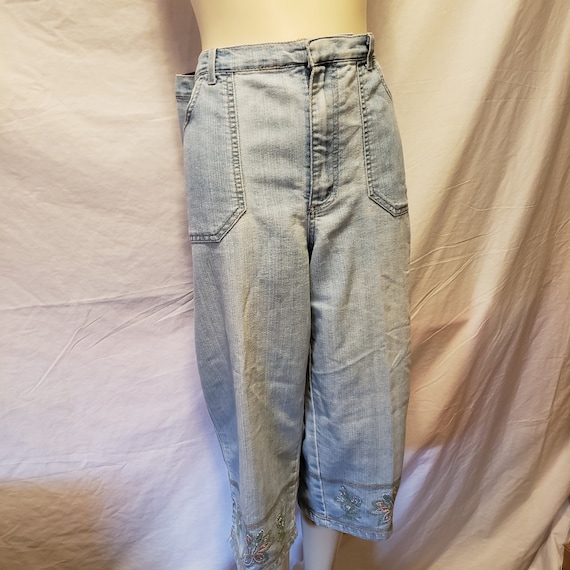 Ladies Light Denim Capris With Floral Bands at Hems. Made by Gloria  Vanderbilt Size 14 -  Canada