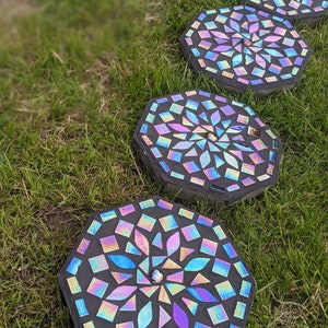 GARTEN SCHRITTSTEIN irisierendes Mosaik gespiegelt Garten Ornament Regenbogen Blütenblatt dekorativ mystisch Fee Garten Mandala Blume Gärtner Geschenk