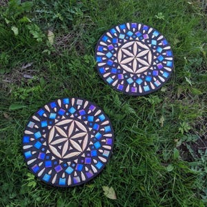Tuin Stapsteen levenszaad gouden keramische bloemblaadjes, iriserend mozaïek regenboog gespiegeld glas 30 cm ronde bestrating yogaspot fee