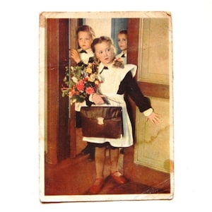 Cartão postal soviético vintage com foto - Primeiro dia na escola - Iniciando a escola - Uniforme de aluno - 1960 - da União Soviética / URSS