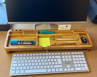 Schreibtisch-Organizer aus Eichenholz mit Stifte-, Handy- und Merkzettelhalter über PC-Tastatur