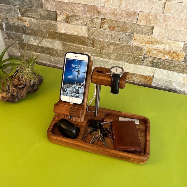 Dockingstation/Ladestation für iPhone und Apple Watch mit Ablagefächer, aus massivem Erlenholz.