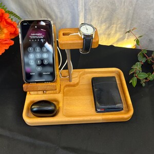 Dockingstation/Ladestation für iPhone und Apple Watch mit Ablagefächer, aus massivem Buchenholz.