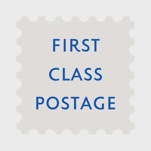 Peut inclure: Un timbre-poste gris clair avec un bord festonné. Les mots "FIRST CLASS POSTAGE" sont imprimés en bleu foncé.