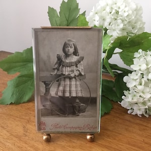 Old photo frame with a simple holder, sleek appearance and thin glass front from approx. 1920