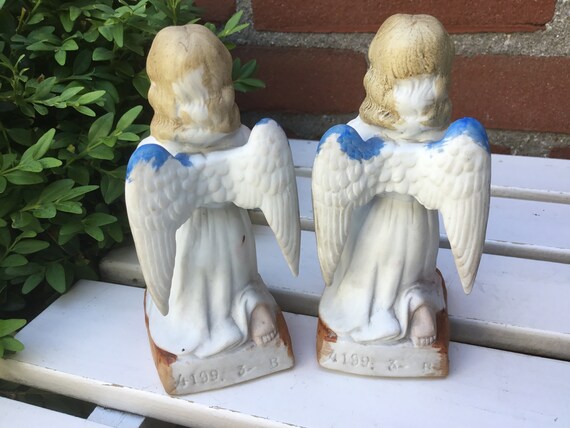 ビスケット磁器の天使 - 2 つのひざまずいて祈る天使 - アンティーク