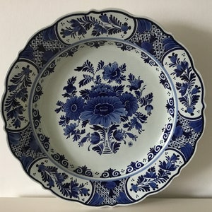 Oude wandbord Porceleyne fles  gemaakt in 1919 - bloemen pracht met handbeschilderd groot bord - Koninklijke Porceleyne Fles - Delfts blauw