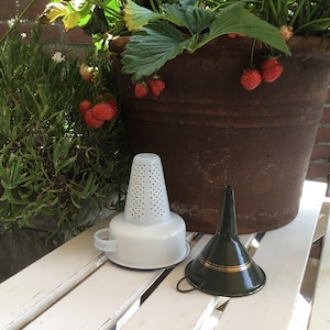 Emaljtratt, kaffefilter - Mörkgrön med guldrand, vit emaljerad järn - användbar köksdekoration från ca 1930 - 1950