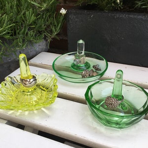 Uranium jewelry glass, Ring tray, Ring bowl, green glass - Uranium glass 1920 - 1930 Belgium