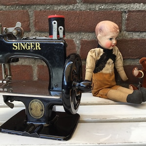 Singer Sewhandy Toy Sewing Machine - Black Antique Children's Toy