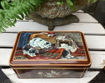 Des chats, des chats, des chatons décorent cette vieille boîte en métal - réalisée env. Scènes cosy des années 1950 de chatons jouant avec, entre autres, des pelotes de laine