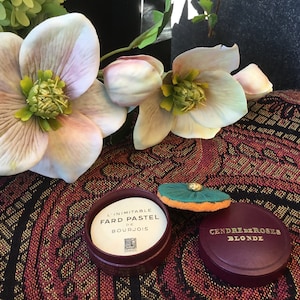 ブラッシュ ルージュ パウダー ボックス - ブルジョワ フランス パリ - サンドル ド ローズ ブロンド - メイクアップ ルージュ パウダー ボックス 1950 年頃 ファルドパステル No.