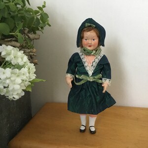 Petit Collin Pop – eine alte bekannte französische Puppenmarke – altes Spielzeug aus Zelluloid – diese Mädchenpuppe wurde etwa Ende der 1940er Jahre hergestellt