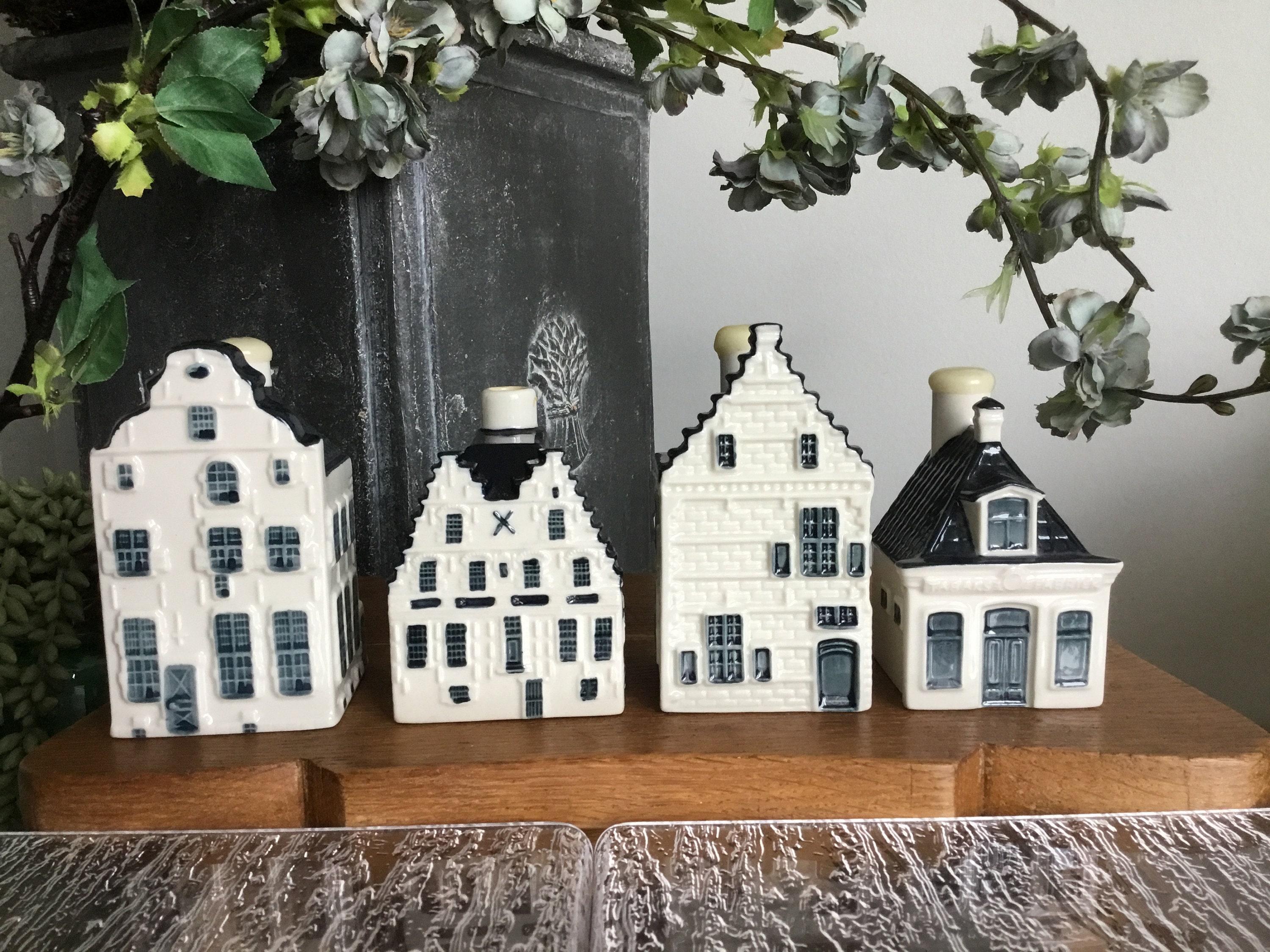 Een handgeschilderd miniatuur op porselein. – N.V. Veilinghuis
