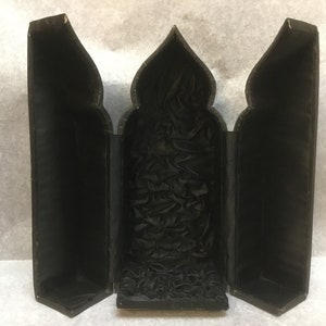 Case for a Devotionalia statuette, travel case of the Holy Virgin Mary, Ca 1910 - 1920