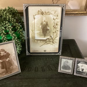 Marco de fotos Marco de fotos vintage de metal plateado con borde decorativo, fabricado alrededor de 1960, de vidrio convexo o plano, con o sin esquina decorativa