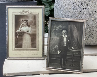 Fotolijst Vintage Zilver kleurig metalen foto frame met dun sierlijk randje - gemaakt omstreeks 1960 - een stijlvol cadeau voor je geliefde.