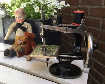 ANCIENNE MACHINE À COUDRE SINGER pour les FILLETTES dans sa boite et notice 1930 EUR 185,00 - FR