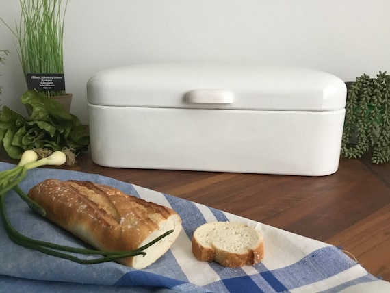 Boîte à pain émaillée avec poignée en bakélite boîte à pain en émail blanc  crème avec poignée en bakélite de la même couleur fabriquée vers 1950 -   France