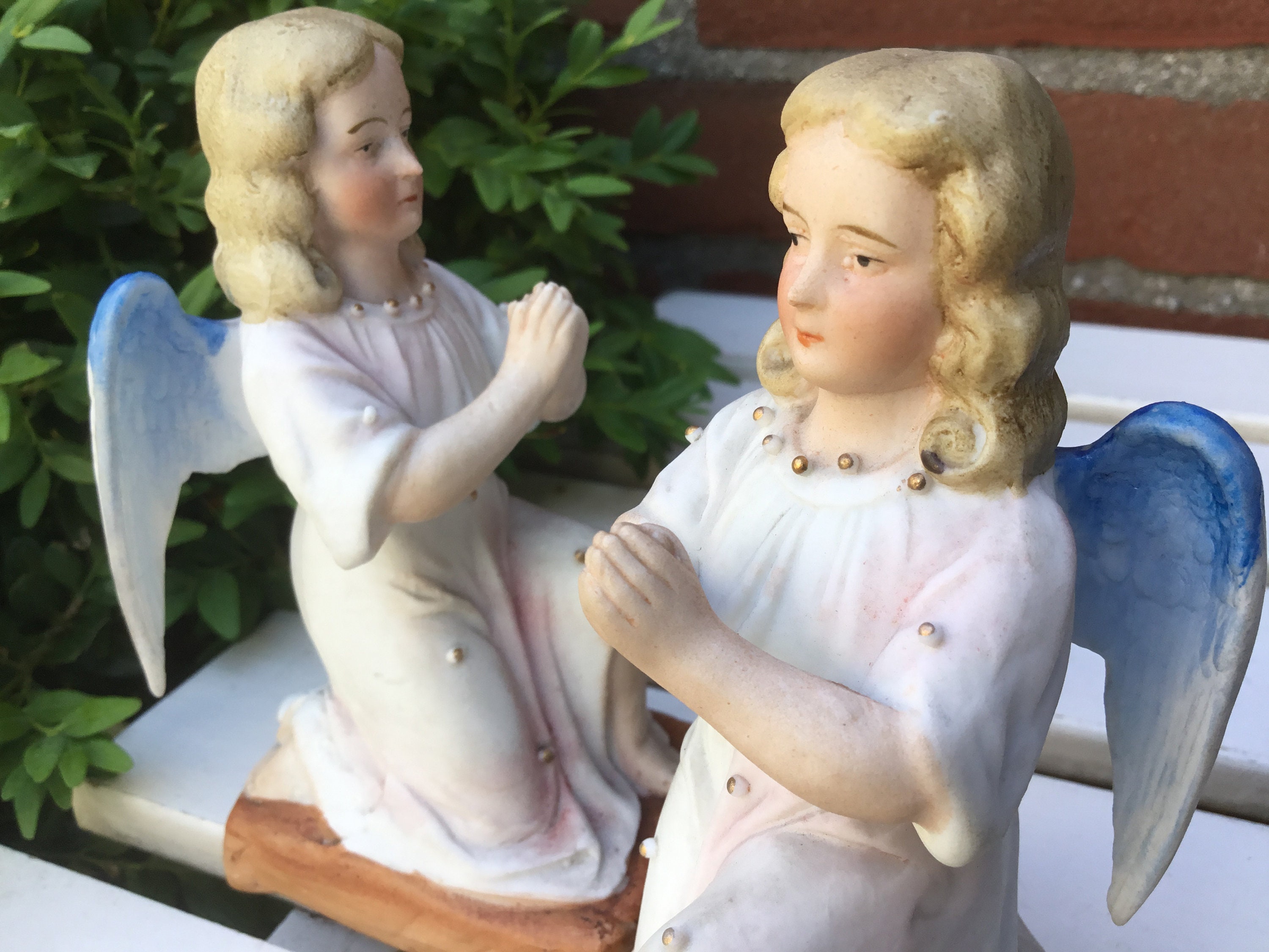 ビスケット磁器の天使 - 2 つのひざまずいて祈る天使 - アンティーク