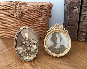 Small Oval Photo Frames with Flower Crown and Double Pearl Rim - 1960 Danish Design — Romantic Round Photo Frame with Bow 1990