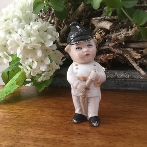 specjalna butelka na perfumy wykonana z antycznej porcelany bisquit - strażak ze strzykawką strażacką jako dystrybutor perfum - sygnowany Niemcy 2993