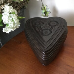 African leather jewelry box - charming jewelry box in heart shape - decorated with graceful motifs - loose lid - Approx. 1980